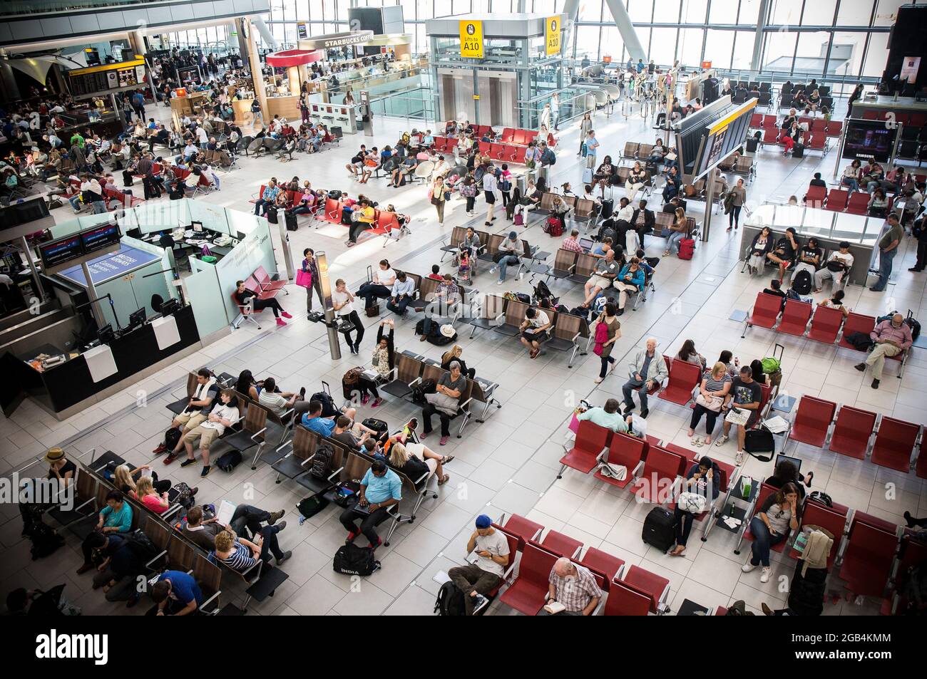 Aéroport international de Los Angeles (LAX), dans la salle d'embarquement nationale. Les voyageurs sont rassemblés dans la région en attendant la procédure d'embarquement - Banque D'Images