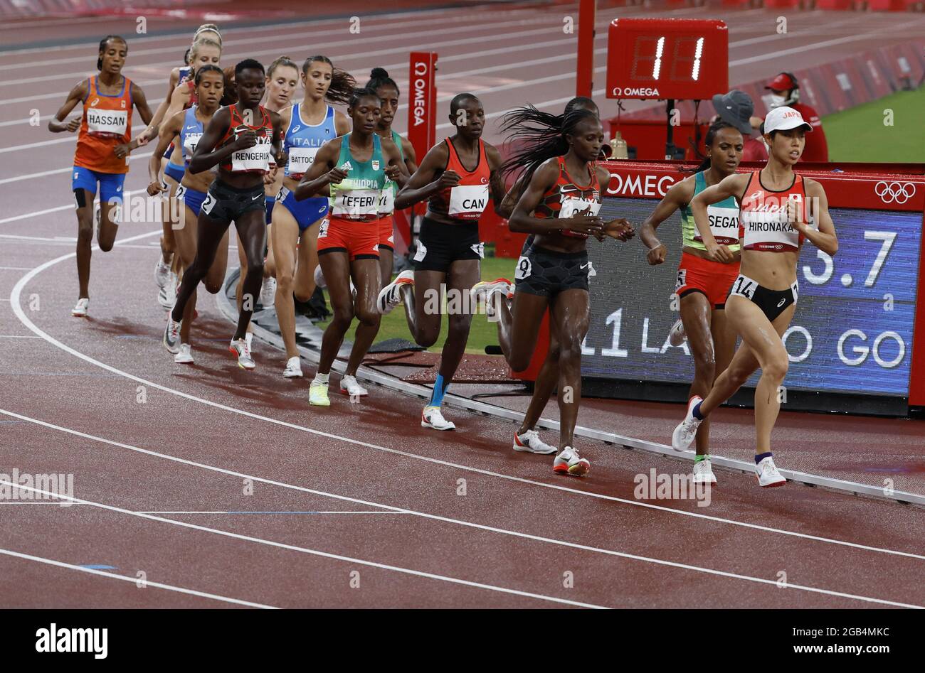Tokyo, Japon. 02 août 2021. Les concurrents se disputant la finale féminine de 5000m au stade olympique lors des Jeux olympiques d'été de 2020 à Tokyo, au Japon, le lundi 2 août 2021. Photo par Tasos Katopodis/UPI crédit: UPI/Alay Live News Banque D'Images