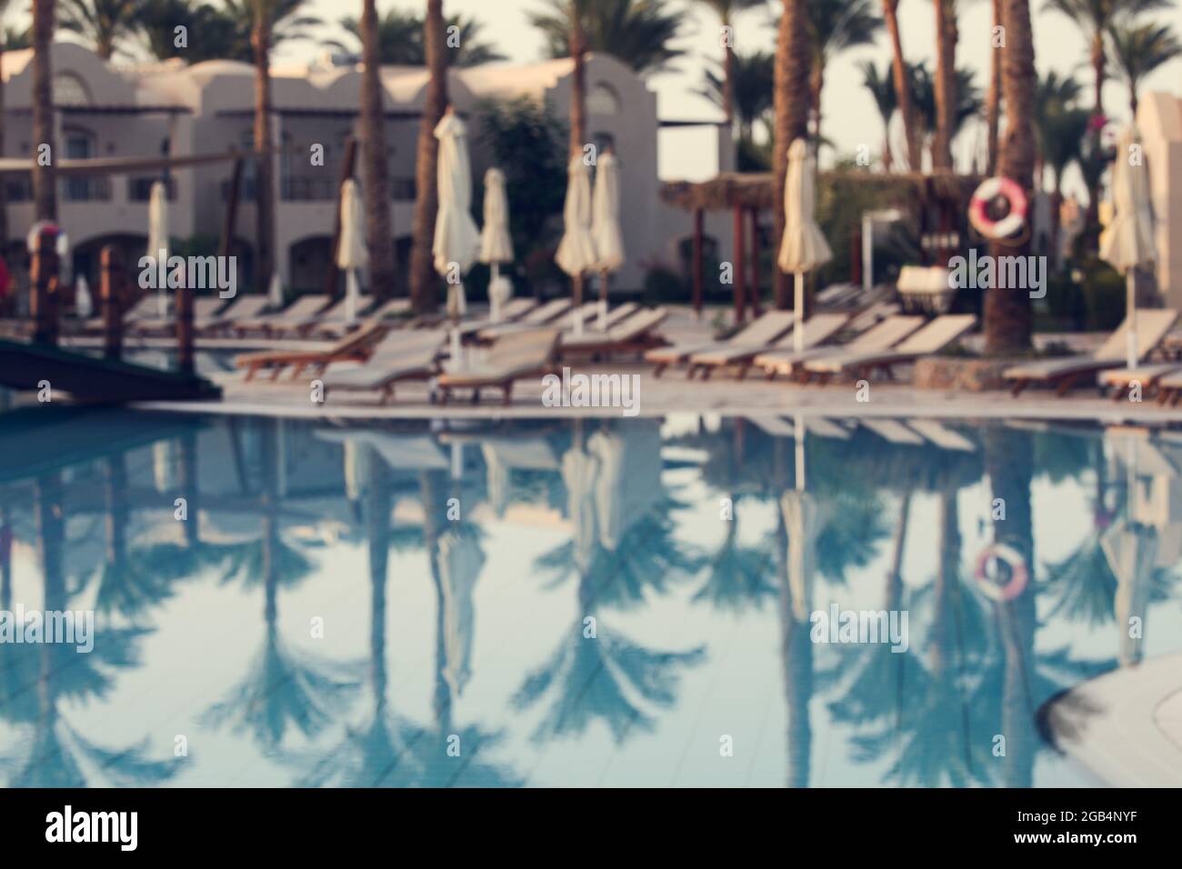 Égypte, Charm el-Sheik, 06.01.2021 ans, vue sur la piscine avec chaises longues et palmiers à l'intérieur de l'hôtel. Vacances d'été. Nature Banque D'Images