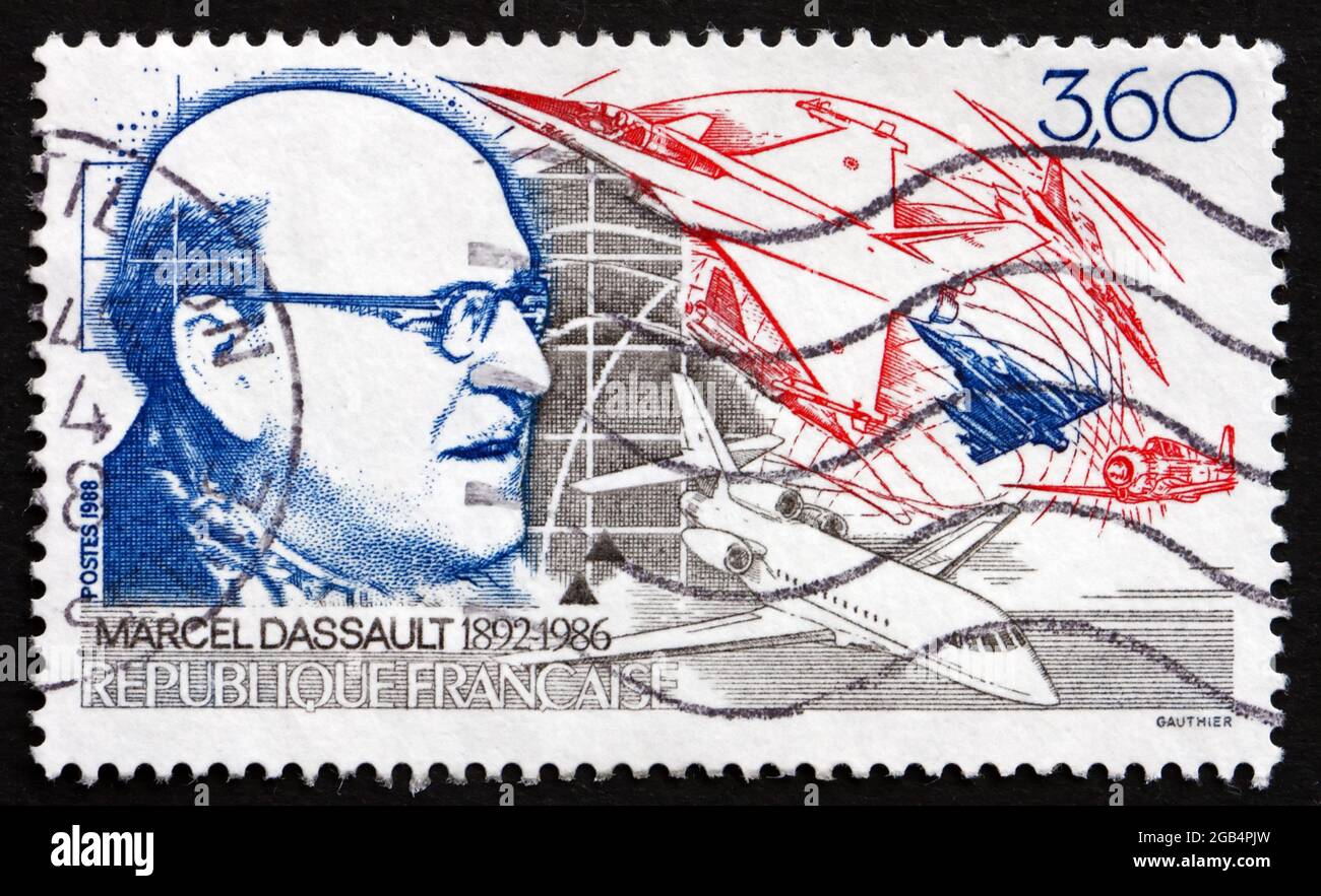 FRANCE - VERS 1988 : un timbre imprimé en France montre Marcel Dassault, concepteur d'avions et industriel, vers 1988 Banque D'Images