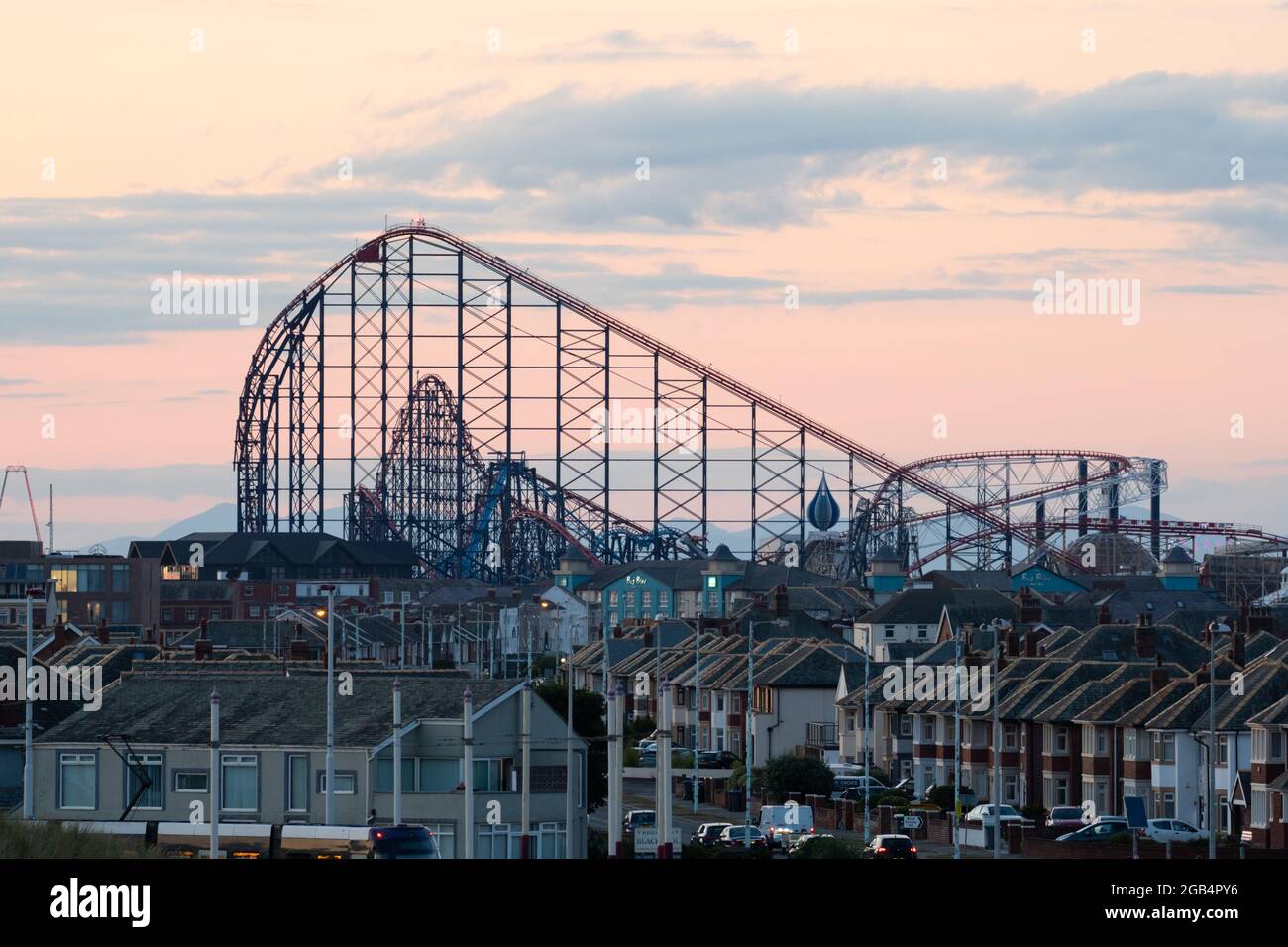 La piste de montagnes russes « Big One » à Blackpool Pleasure Beach sur la côte de Fylde, Angleterre, Royaume-Uni Banque D'Images