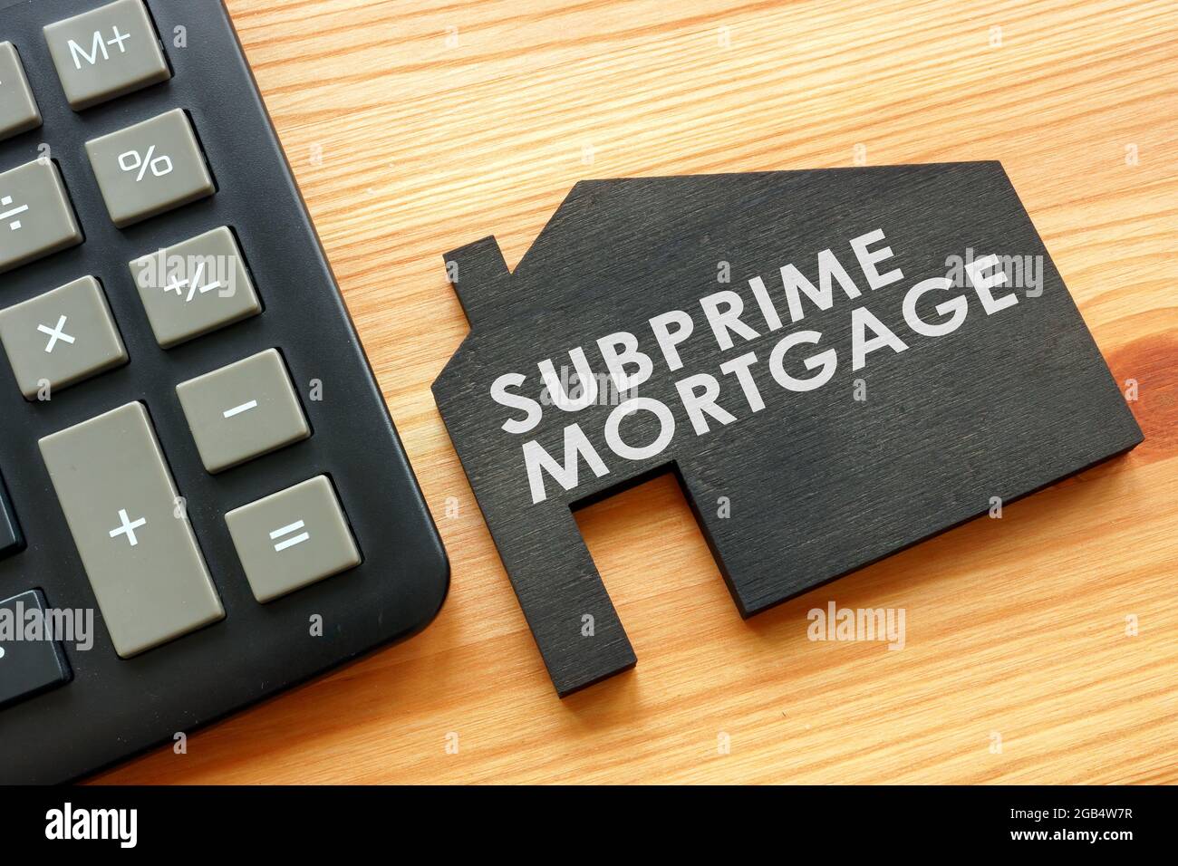 Subprime hypothèque sur le modèle de maison et calculatrice. Banque D'Images