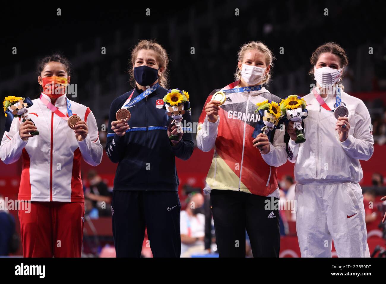 Chiba, Japon. 02 août 2021. Lutte/Freestyle : Jeux Olympiques, 76 kg/Freestyle, femmes, cérémonie de remise des prix au Makuhari Messe Hall A. Zhou Qian (Chine), bronze, Yasemin Adar (Turquie), bronze, Aline Rotter-Focken (Allemagne), Or, et Adeline Maria Gray (USA), argent, (l-r) se tiennent ensemble après la cérémonie. Credit: Jan Woitas/dpa-Zentralbild/dpa/Alay Live News Banque D'Images