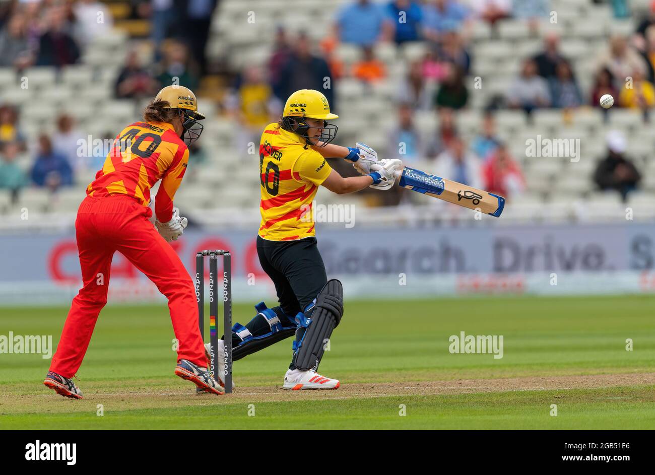 NAT Sciver de Trent Rockets battant contre Birmingham Phoenix dans la centaine, regardé par le gardien Amy Jones. Banque D'Images