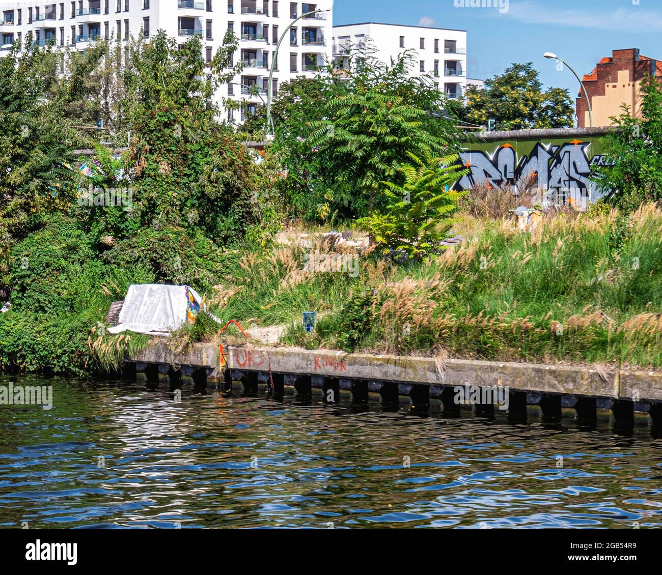 Vue sur la Spree de la tente solitaire et des vestiges de l'ancien mur de Berlin à Friedrichshain, Berlin Allemagne Banque D'Images