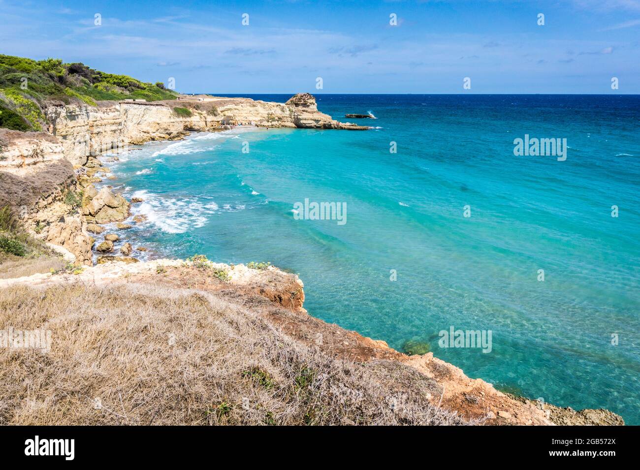 La plage de Punticedha ou Spiaggia Punticedha de Sant'Andrea, côte  Adriatique de Salento, Apulia, Italie. Belle côte de mer de sable de Puglia  avec eau bleue, falaises pendant une journée d'été, vue