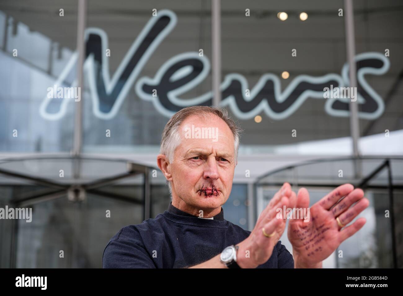 Londres, Royaume-Uni. 2 août 2021. Le révérend Tim Heges fait partie de l'extinction les chrétiens de la rébellion se raillent les lèvres ensemble pour protester contre l'absence de rapports sur le changement climatique par News Corp, dans une action faisant partie de l'objectif de la liberté de la presse d'extinction de la rébellion. News Corp UK est un éditeur de journaux britanniques, et une filiale en propriété exclusive du conglomérat américain des médias de masse News Corp. Il est l'éditeur actuel du Times, du Sunday Times et du Sun . Propriété du milliardaire Rupert Murdoch. Credit: João Daniel Pereira/Alay Live News Banque D'Images