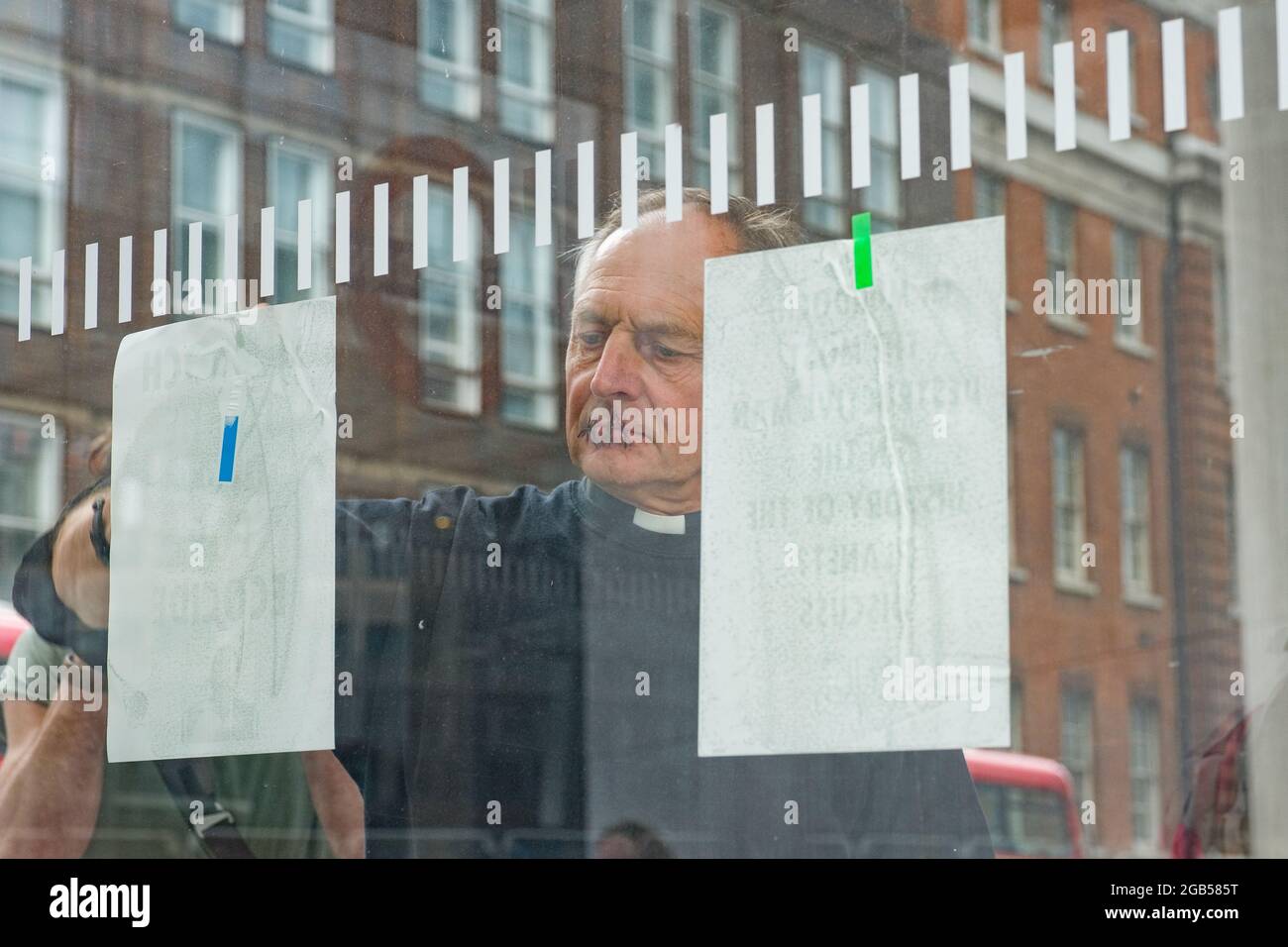 Londres, Royaume-Uni. 2 août 2021. Le révérend Tim Heges fait partie de l'extinction les chrétiens de la rébellion se raillent les lèvres ensemble pour protester contre l'absence de rapports sur le changement climatique par News Corp, dans une action faisant partie de l'objectif de la liberté de la presse d'extinction de la rébellion. News Corp UK est un éditeur de journaux britanniques, et une filiale en propriété exclusive du conglomérat américain des médias de masse News Corp. Il est l'éditeur actuel du Times, du Sunday Times et du Sun . Propriété du milliardaire Rupert Murdoch. Credit: João Daniel Pereira/Alay Live News Banque D'Images