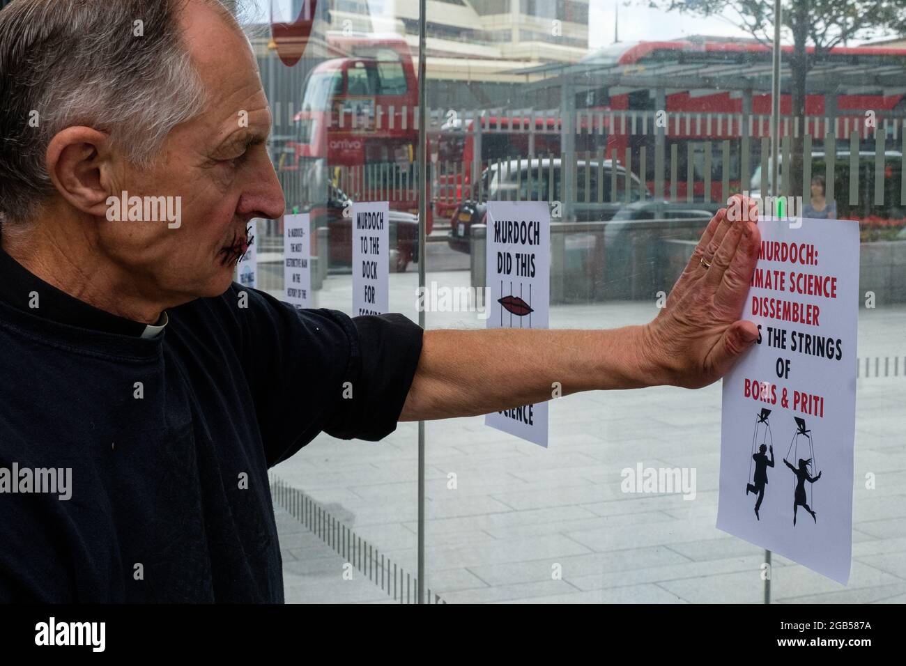 Londres, Royaume-Uni. 2 août 2021. Le révérend Tim Heges fait partie de l'extinction les chrétiens de la rébellion se raillent les lèvres ensemble pour protester contre l'absence de rapports sur le changement climatique par News Corp, dans une action faisant partie de l'objectif de la liberté de la presse d'extinction de la rébellion. News Corp UK est un éditeur de journaux britanniques, et une filiale en propriété exclusive du conglomérat américain des médias de masse News Corp. Il est l'éditeur actuel du Times, du Sunday Times et du Sun . Propriété du milliardaire Rupert Murdoch. Credit: João Daniel Pereira/Alay Live News Banque D'Images