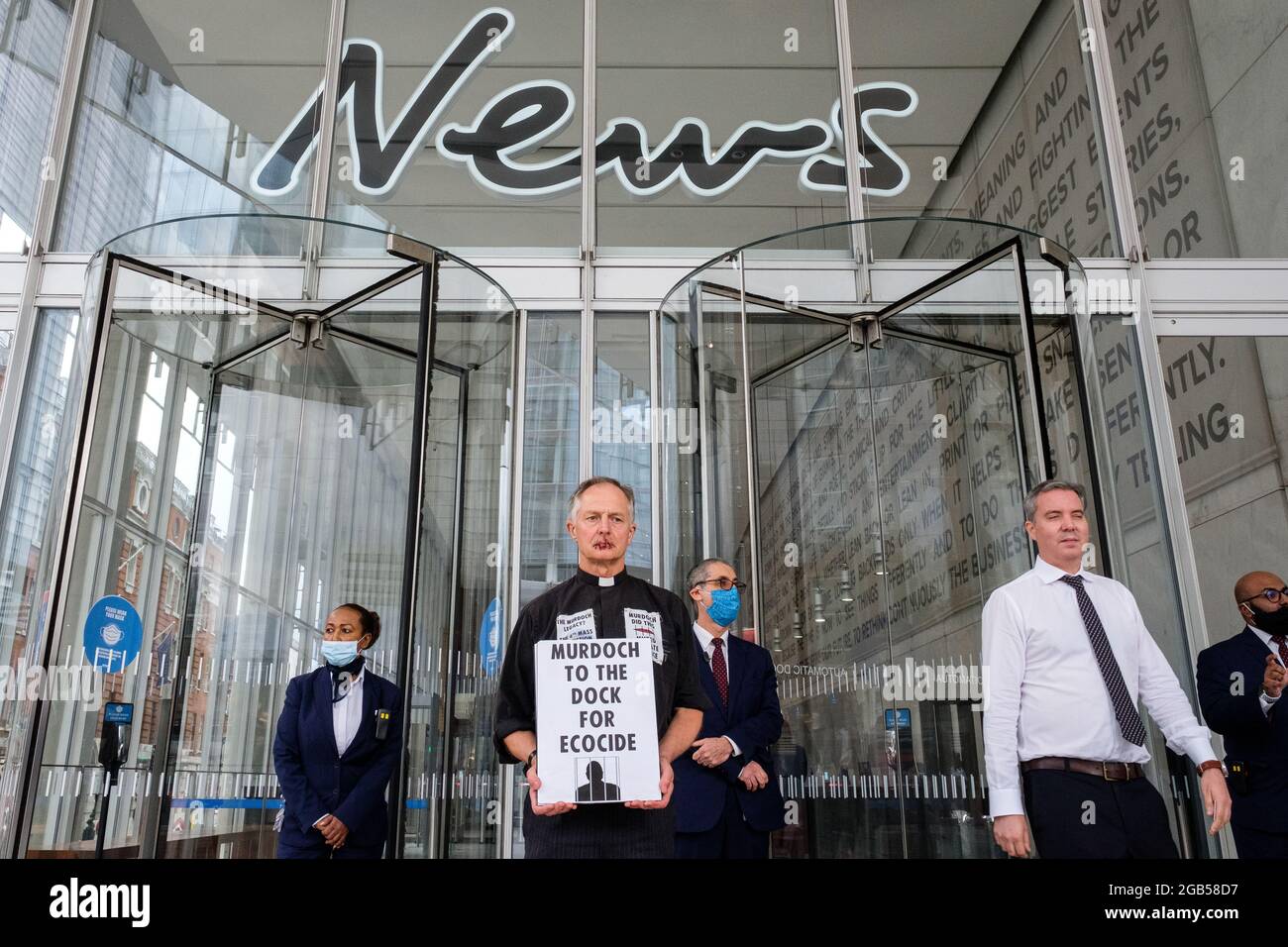 Londres, Royaume-Uni. 2 août 2021. Le révérend Tim Heges fait partie de l'extinction les chrétiens de la rébellion se raillent les lèvres ensemble pour protester contre l'absence de rapports sur le changement climatique par News Corp, dans une action faisant partie de l'objectif de la liberté de la presse d'extinction de la rébellion. News Corp UK est un éditeur de journaux britanniques, et une filiale en propriété exclusive du conglomérat américain des médias de masse News Corp. Il est l'éditeur actuel du Times, du Sunday Times et du Sun . Propriété du milliardaire Rupert Murdoch. Credit: João Daniel Pereira/Alay Live News Banque D'Images