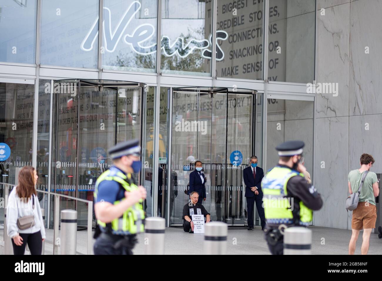 Londres, Royaume-Uni. 2 août 2021. Le révérend Tim Heges fait partie de l'extinction les chrétiens de la rébellion se raillent les lèvres ensemble pour protester contre l'absence de rapports sur le changement climatique par News Corp, dans une action faisant partie de l'objectif de la liberté de la presse d'extinction de la rébellion. News Corp UK est un éditeur de journaux britanniques, et une filiale en propriété exclusive du conglomérat américain des médias de masse News Corp. Il est l'éditeur actuel du Times, du Sunday Times et du Sun . Propriété du milliardaire Rupert Murdoch. Credit: João Daniel Pereira/Alay Live News Banque D'Images