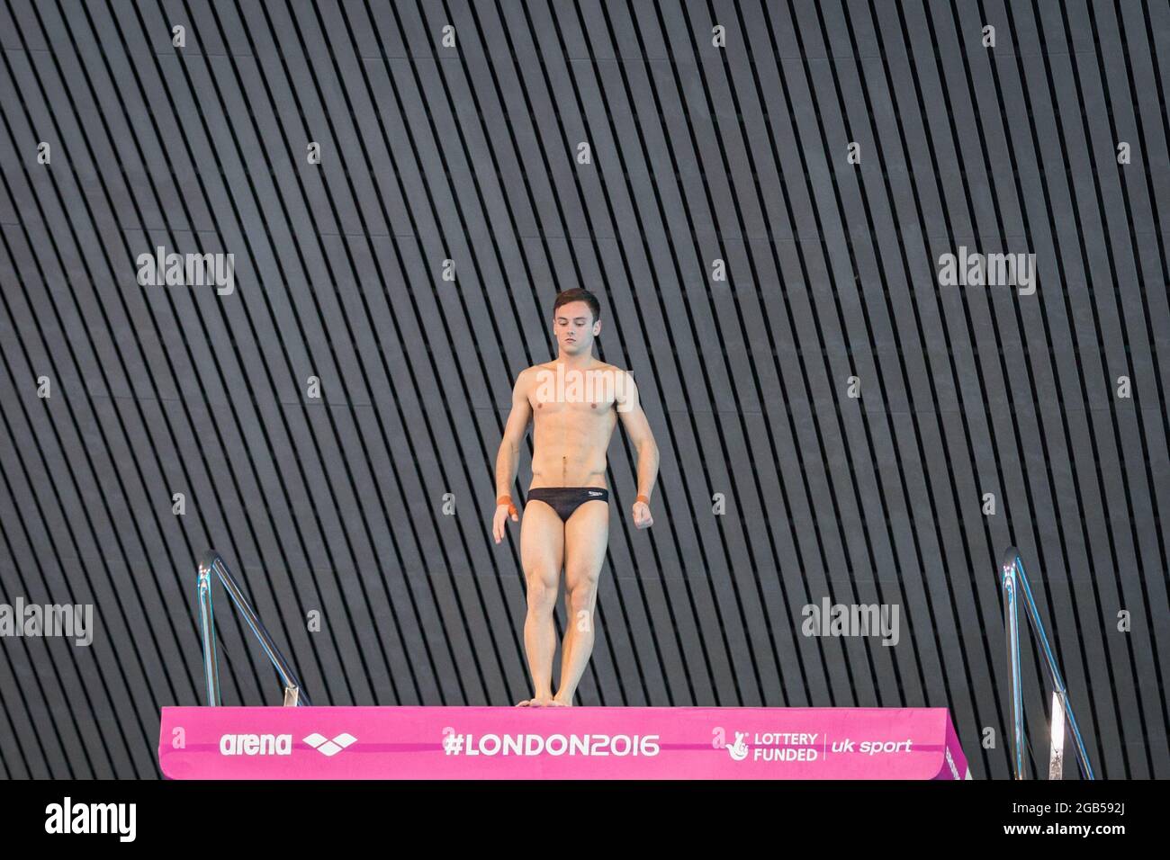 Le plongeur britannique Tom Daley (Thomas Daley) se concentre avant une plate-forme de plongée de 10 m, European Diving Championships 2016, Londres, Royaume-Uni Banque D'Images