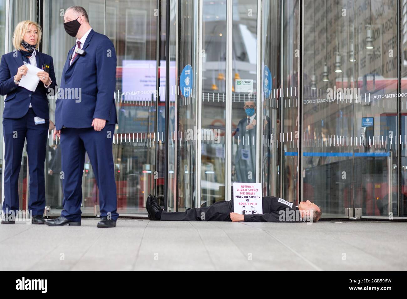 Londres, Royaume-Uni. 2 août 2021. Le révérend Tim Heges fait partie de l'extinction les chrétiens de la rébellion se raillent les lèvres ensemble pour protester contre l'absence de rapports sur le changement climatique par News Corp, dans une action faisant partie de l'objectif de la liberté de la presse d'extinction de la rébellion. News Corp UK est un éditeur de journaux britanniques, et une filiale en propriété exclusive du conglomérat américain des médias de masse News Corp. Il est l'éditeur actuel du Times, du Sunday Times et du Sun . Propriété du milliardaire Rupert Murdoch. Credit: João Daniel Pereira/Alay Live News Banque D'Images