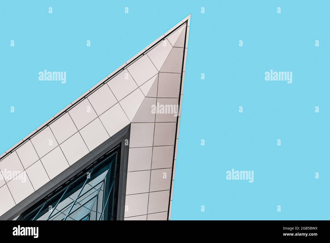 Immeuble de bureaux moderne au ciel bleu, vue à angle bas, panorama avec espace libre. Expérience dans le domaine des affaires et de l'immobilier Banque D'Images