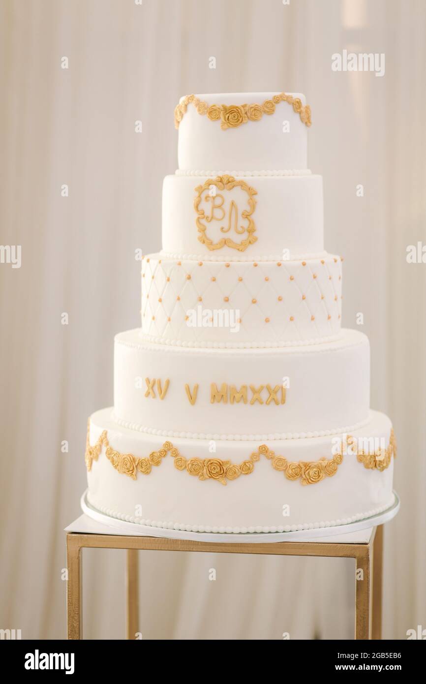 Gateau De Mariage Blanc De Cinq Etages Decore Dans Un Style Dore Des Sucreries Magnifiques Pour Marie Et Mariee Photo Stock Alamy