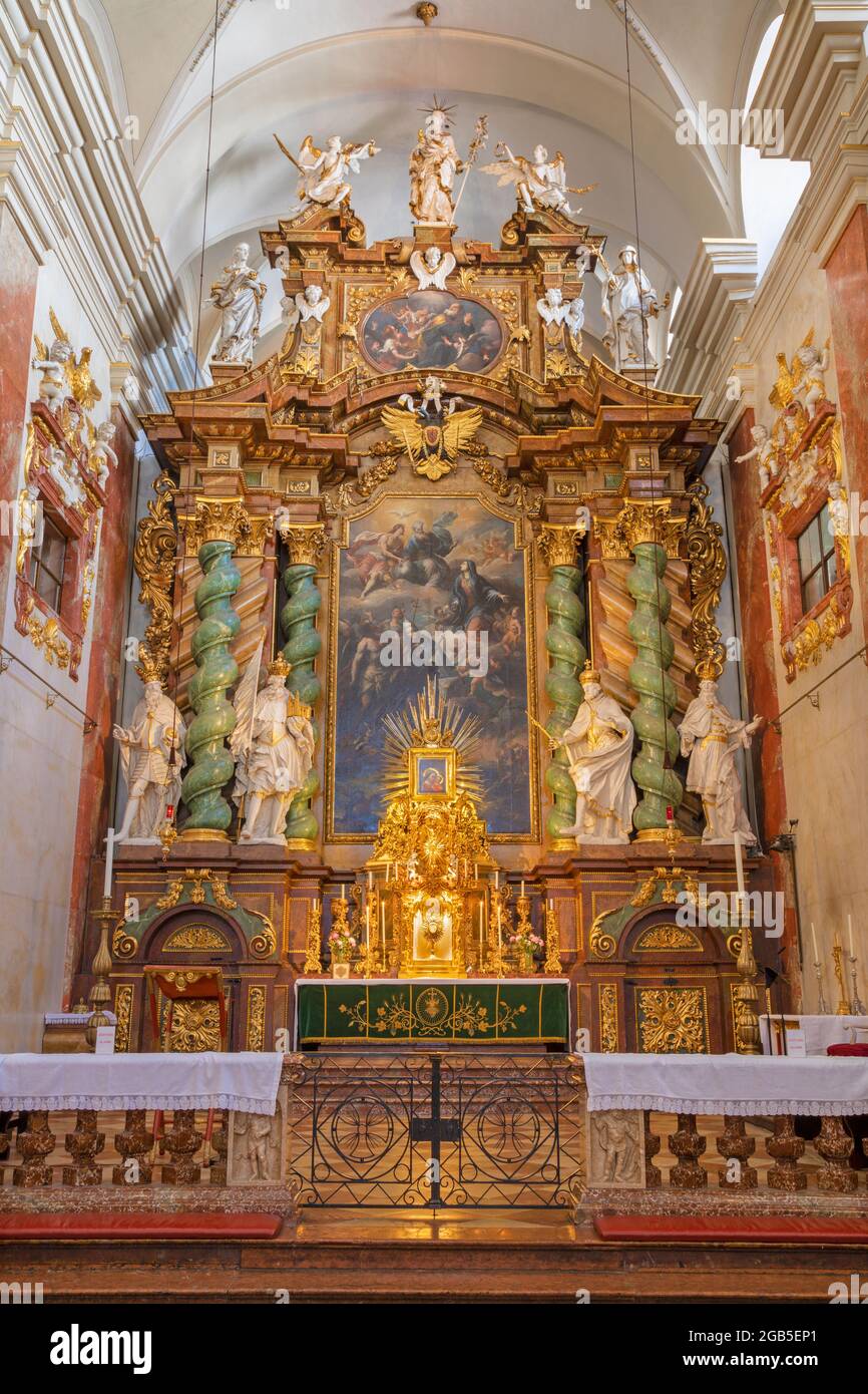 VIENNE, AUSTIRA - JUNI 18, 2021: Le presbytère et l'autel principal de l'église abroque Rochuskirche avec la peinture de Peter Strudel (1660-1714). Banque D'Images