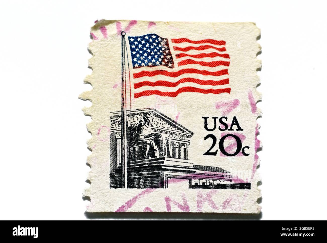 Timbre-poste américain vers 1981, d'une valeur de 20c vingt cents, affiche le drapeau des États-Unis d'Amérique avec ses étoiles et ses rayures sur le bâtiment du Banque D'Images