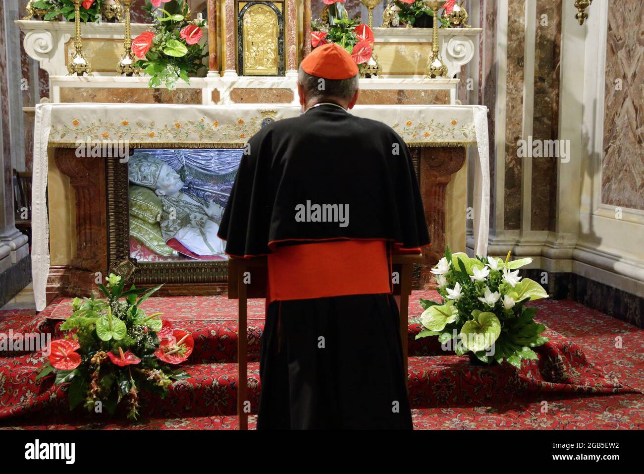 Pagani, Italie. 1er août 2021 : le Secrétaire d'Etat du Vatican, le Cardinal Pietro Parolin, a visité le tombeau de Saint Alfonso Maria dei Liguori, Docteur de l'Eglise, dont les vestiges sont conservés dans la Basilique pontificale du même nom. Crédit : Pacific Press Media production Corp./Alay Live News Banque D'Images