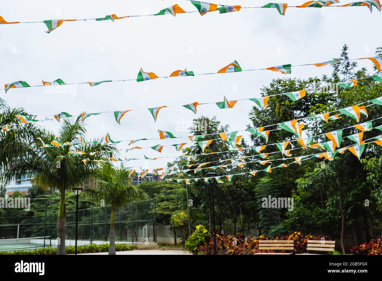 Les drapeaux de l'Inde flottent dans le vent contre le ciel bleu, arrière-plan Banque D'Images