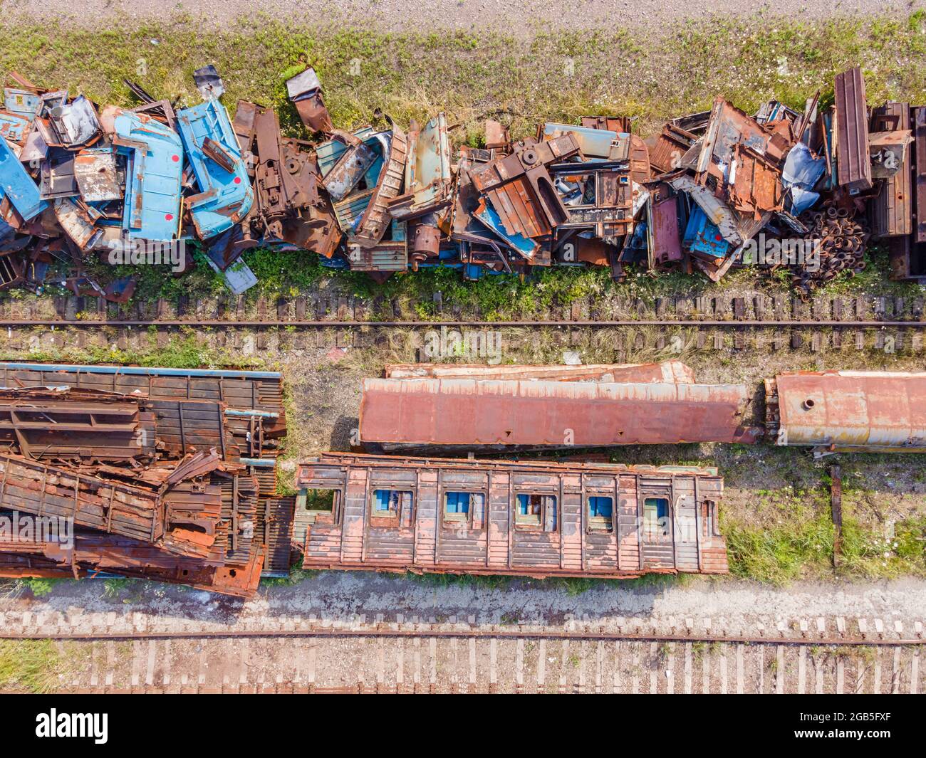 Trains de chemin de fer, décharge de ferraille à la gare, vue de dessus. Banque D'Images