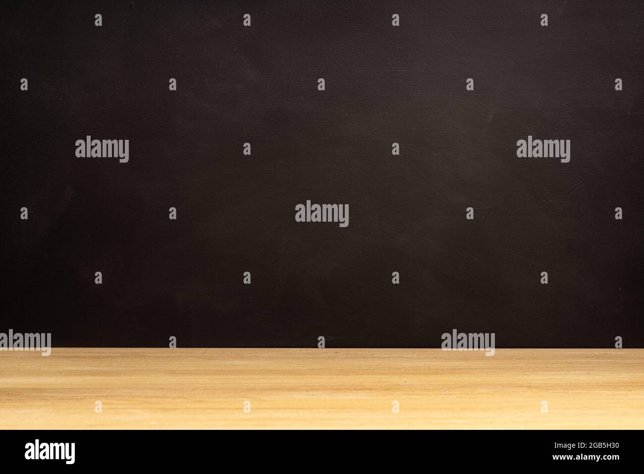 Tableau noir vierge et table en bois. Arrière-plan vide. Copier l'espace Banque D'Images