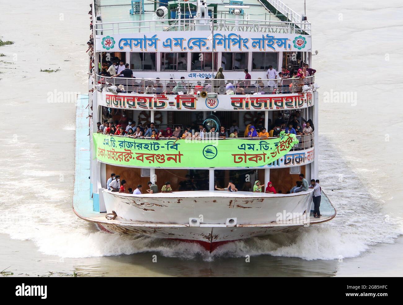 Dhaka, Bangladesh : les gens qui retournent dans leur village par un ferry surpeuplé à l'occasion d'Eid al-Adha Banque D'Images