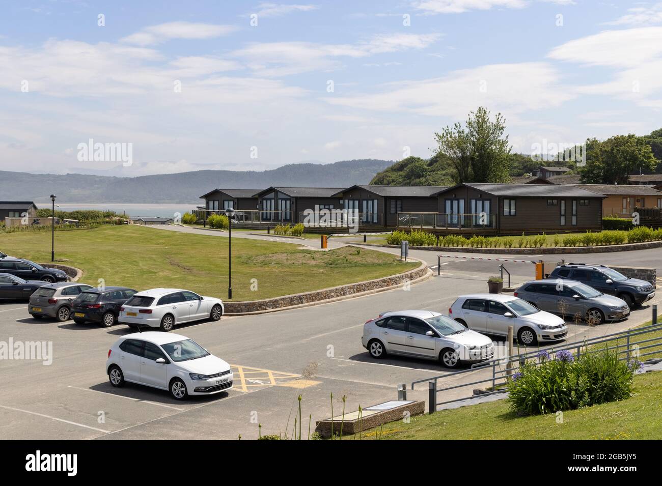 Voitures garées dans le parking, et maisons de vacances pour les vacances, Red Wharf Bay, Anglesey Coast, Anglesey, pays de Galles Royaume-Uni Banque D'Images
