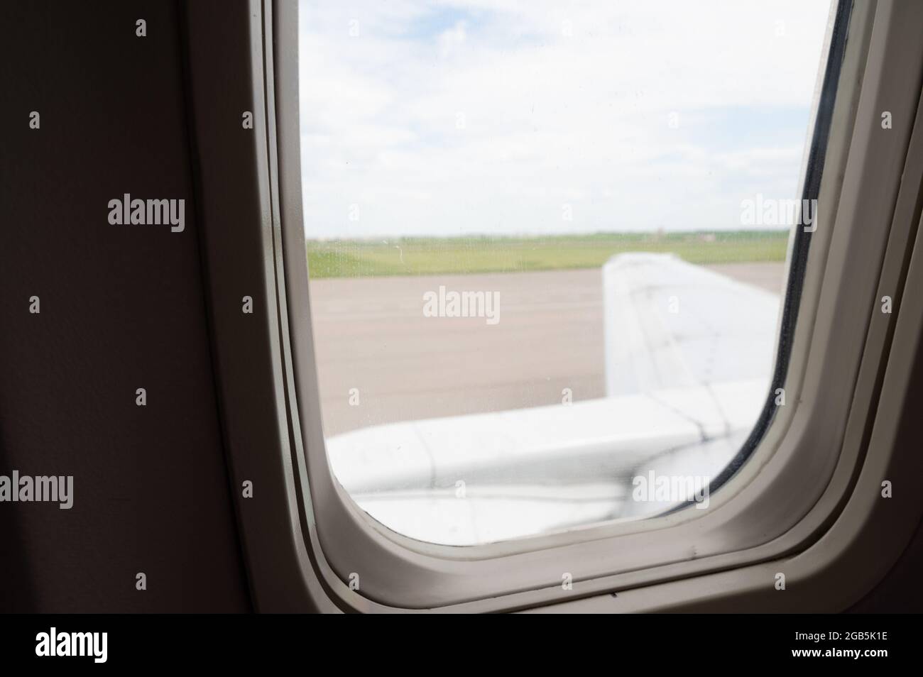 Aile d'un avion dans la fenêtre de l'aluminateur. Banque D'Images
