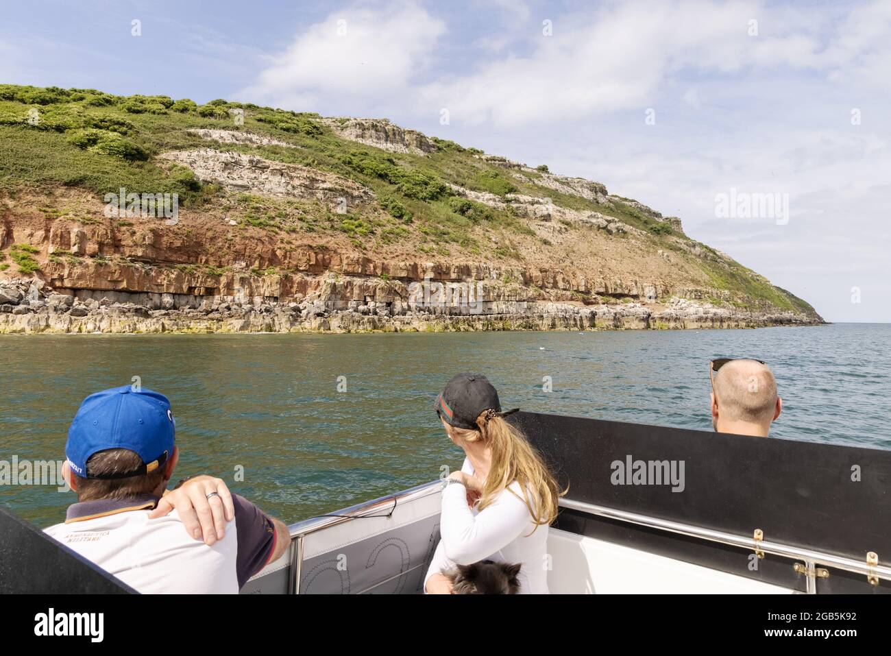 Île de Puffin anglesey, pays de Galles ; touristes en bateau sur l'île de Puffin au large de la côte d'Anglesey, pays de Galles, Royaume-Uni Banque D'Images
