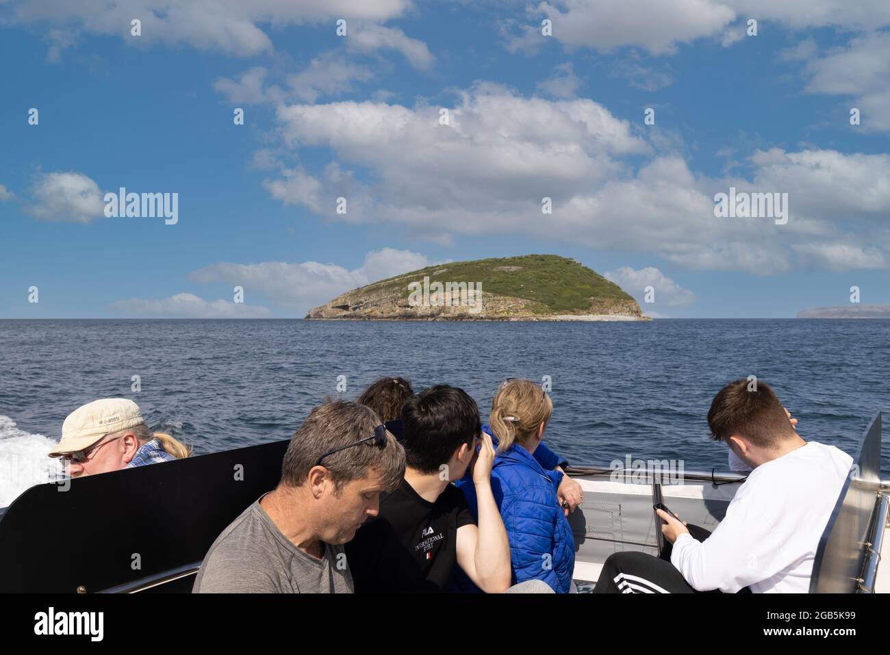 Île de Puffin anglesey, pays de Galles ; touristes en bateau sur l'île de Puffin au large de la côte d'Anglesey, pays de Galles, Royaume-Uni Banque D'Images