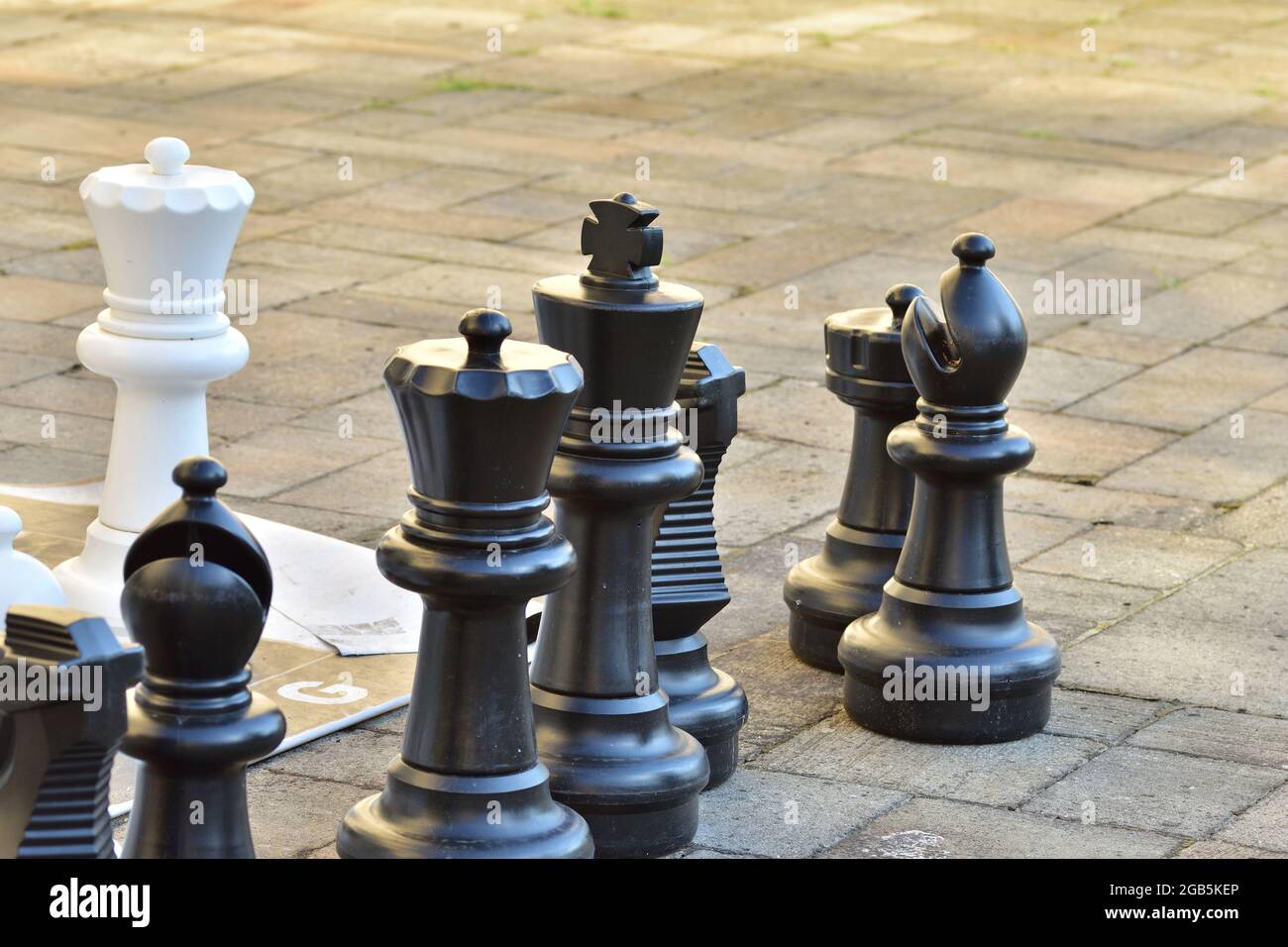 Des pièces d'échecs géantes en plein air. Duel. Banque D'Images