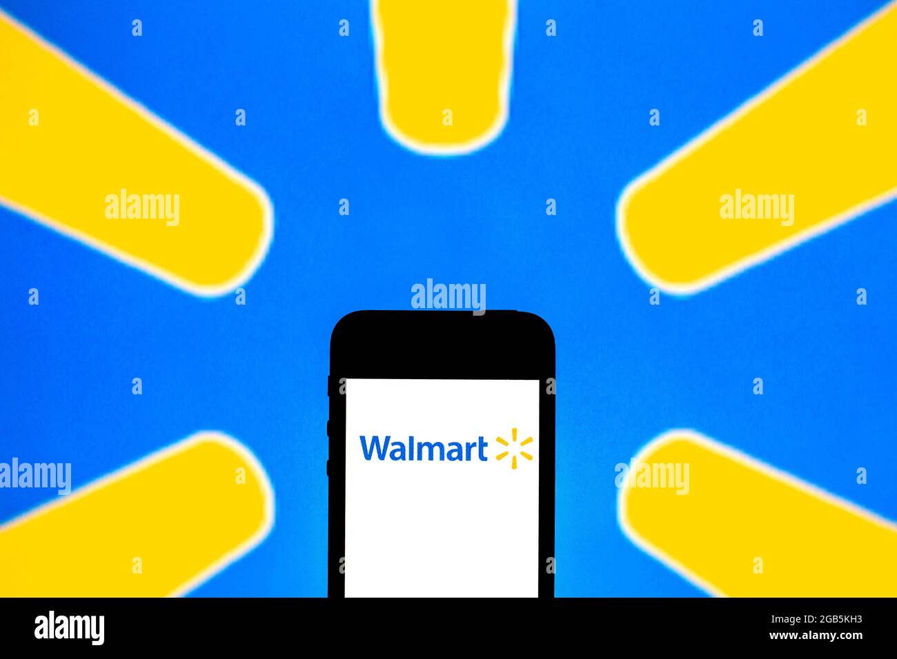 Sur cette photo, un logo Walmart, Inc. Apparaît sur un smartphone et en arrière-plan. Banque D'Images