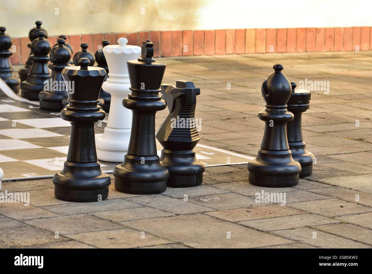 Des pièces d'échecs géantes en plein air. Duel. Banque D'Images