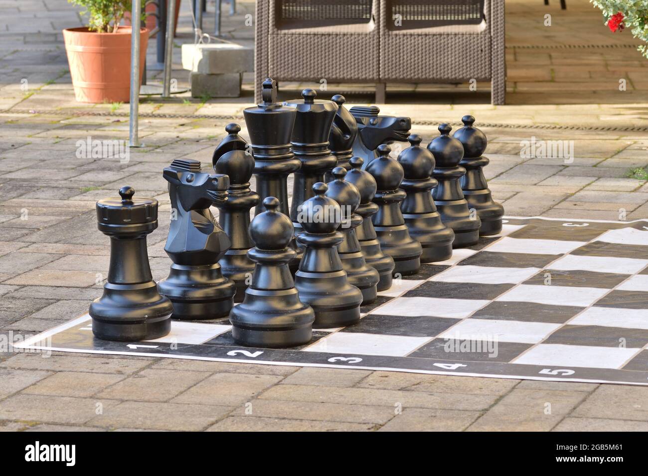 Des pièces d'échecs géantes en plein air. Duel. Banque D'Images