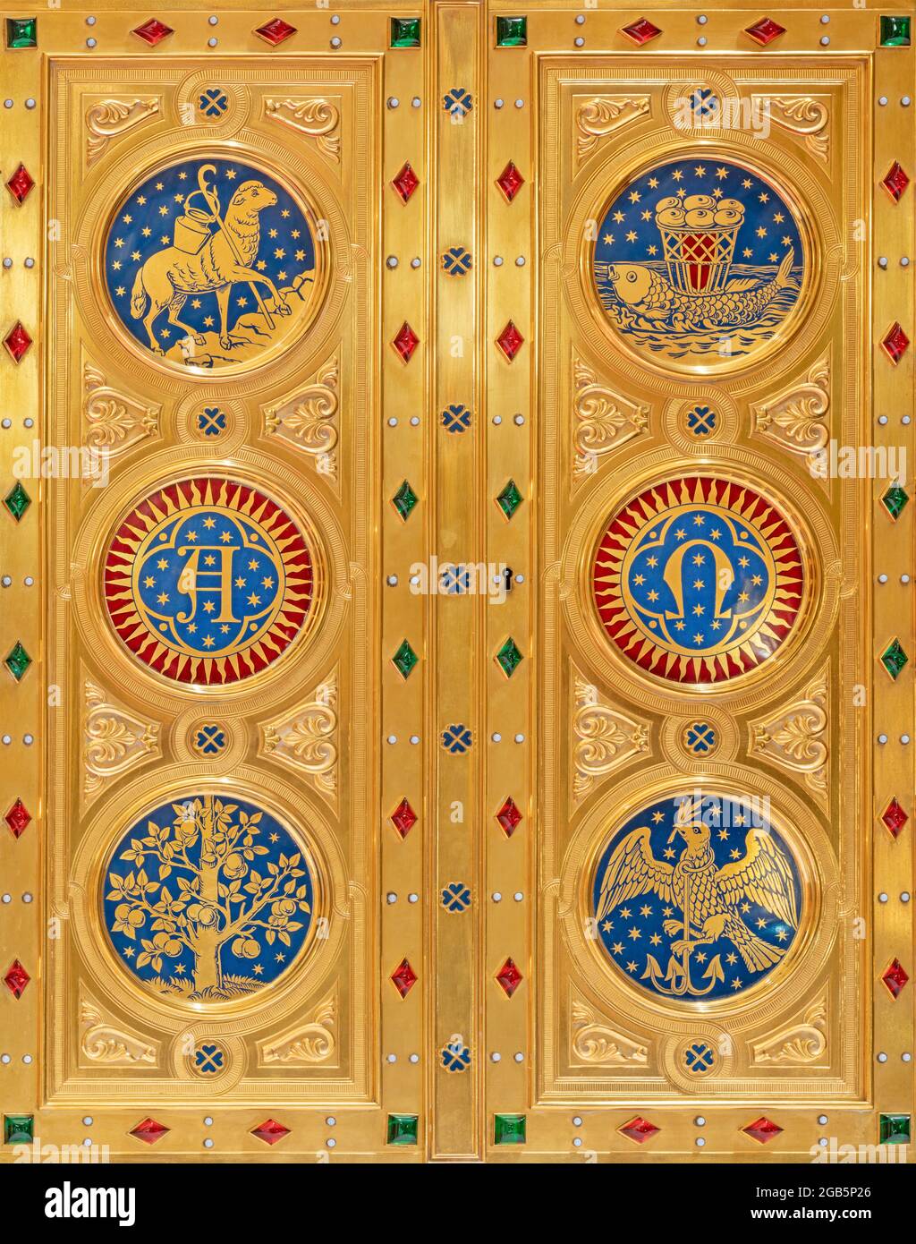 VIENNE, AUSTIRA - JUNI 18, 2021: La porte du tabernacle avec les symboles Jésus et eucharistie dans l'église Herz Jesu à partir de 19. Cent. Banque D'Images