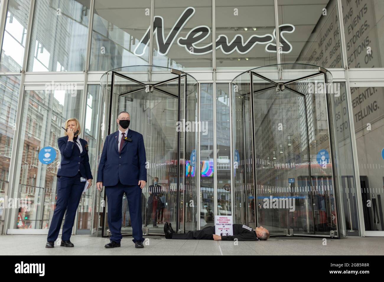 Londres, Royaume-Uni. 2 août 2021 : le révérend Tim Hefes, âgé de 71 ans, coulait ses lèvres devant les bureaux de News UK à l'heure du déjeuner aujourd'hui. Son action a été d'attirer l'attention sur le silence de la science du climat par Rupert Murdoch et News Corp, qui a conduit à un manque catastrophique d'action efficace pour s'attaquer à la crise climatique. Il tenait des pancartes lisant « Murdoch a fait cela, la science du climat muette », « Murdoch au banc des accusés d'ecocide », « l'héritage Murdoch ? La 6e extinction de masse sur la planète Terre ». Londres, Royaume-Uni. Crédit : Joshua Windsor/Alay Live News Banque D'Images