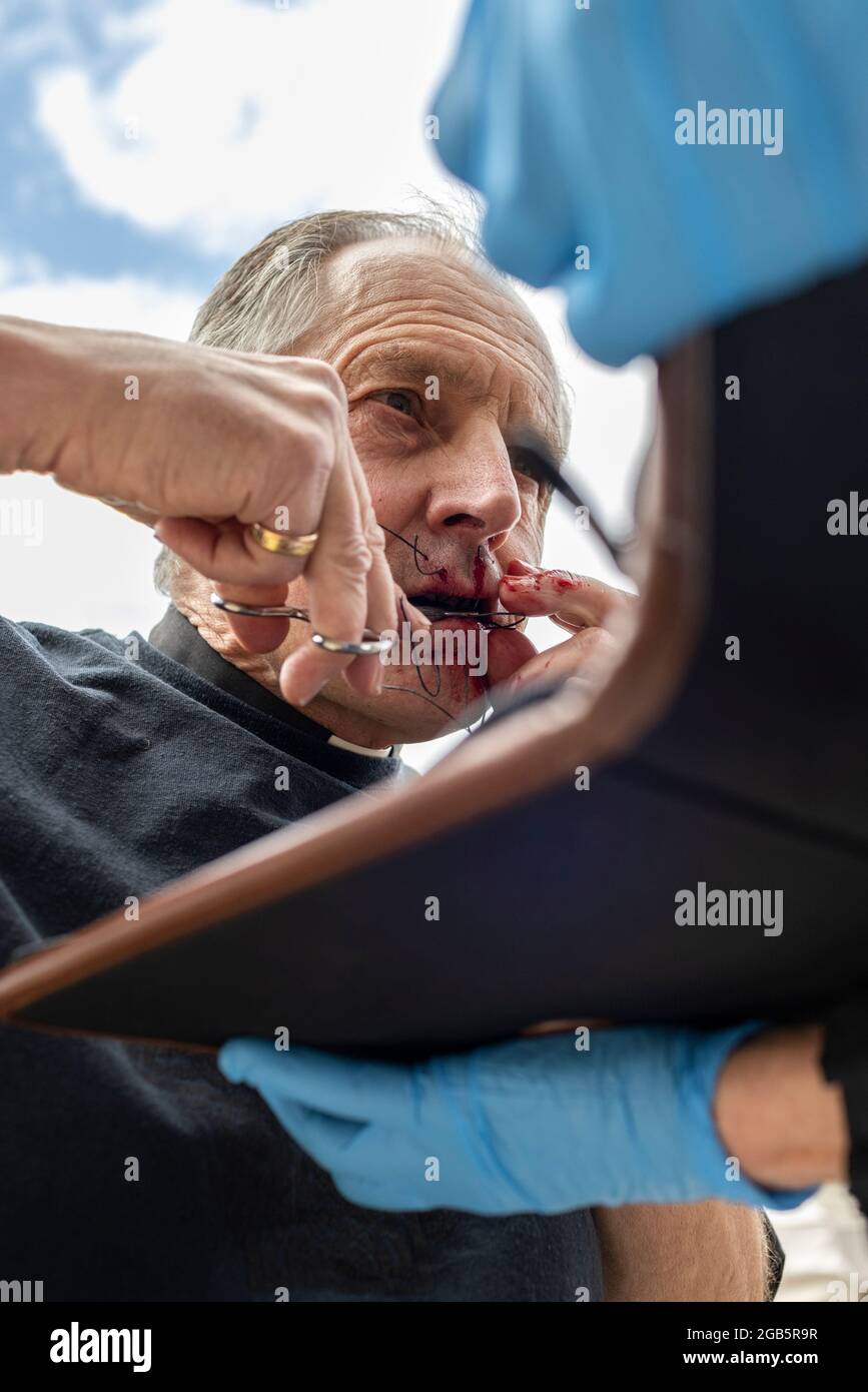 Londres, Royaume-Uni. 2 août 2021 : le révérend Tim Hefes, âgé de 71 ans, coulait ses lèvres devant les bureaux de News UK à l'heure du déjeuner aujourd'hui. Son action a été d'attirer l'attention sur le silence de la science du climat par Rupert Murdoch et News Corp, qui a conduit à un manque catastrophique d'action efficace pour s'attaquer à la crise climatique. Il tenait des pancartes lisant « Murdoch a fait cela, la science du climat muette », « Murdoch au banc des accusés d'ecocide », « l'héritage Murdoch ? La 6e extinction de masse sur la planète Terre ». Londres, Royaume-Uni. Crédit : Joshua Windsor/Alay Live News Banque D'Images