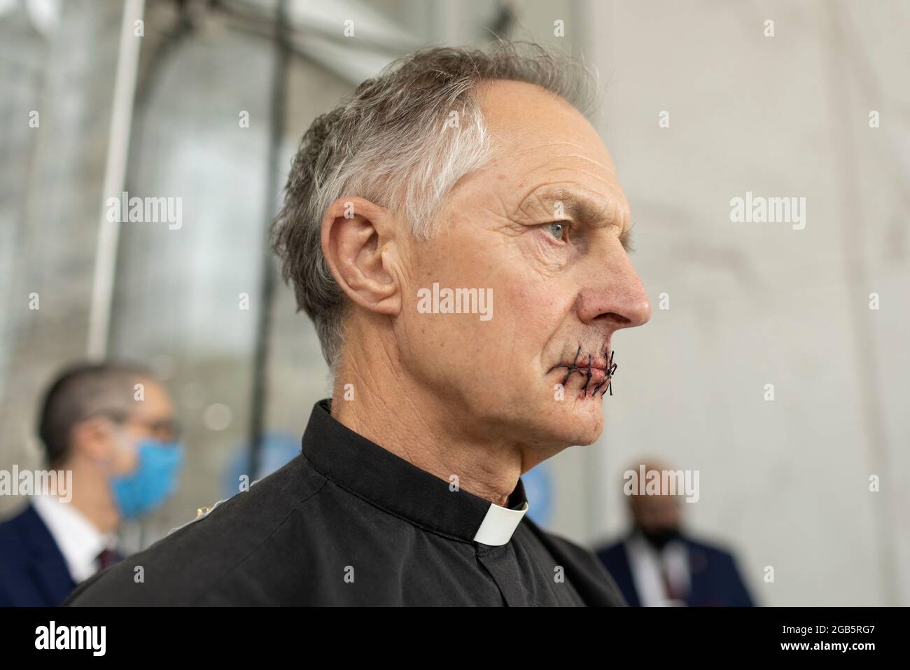 Londres, Royaume-Uni. 2 août 2021 : le révérend Tim Hefes, âgé de 71 ans, coulait ses lèvres devant les bureaux de News UK à l'heure du déjeuner aujourd'hui. Son action a été d'attirer l'attention sur le silence de la science du climat par Rupert Murdoch et News Corp, qui a conduit à un manque catastrophique d'action efficace pour s'attaquer à la crise climatique. Il tenait des pancartes lisant « Murdoch a fait cela, la science du climat muette », « Murdoch au banc des accusés d'ecocide », « l'héritage Murdoch ? La 6e extinction de masse sur la planète Terre ». Londres, Royaume-Uni. Crédit : Joshua Windsor/Alay Live News Banque D'Images