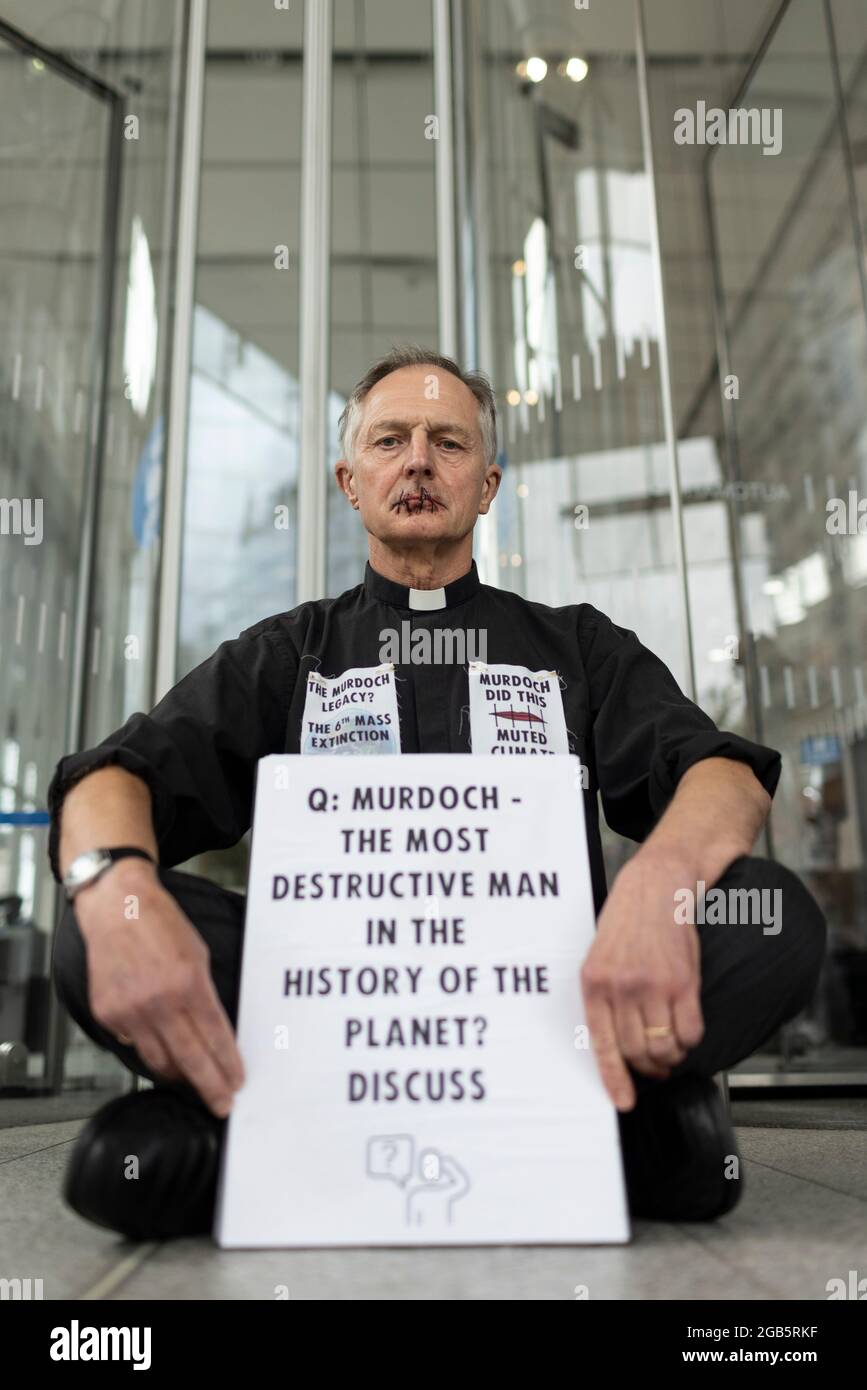 Londres, Royaume-Uni. 2 août 2021 : le révérend Tim Hefes, âgé de 71 ans, coulait ses lèvres devant les bureaux de News UK à l'heure du déjeuner aujourd'hui. Son action a été d'attirer l'attention sur le silence de la science du climat par Rupert Murdoch et News Corp, qui a conduit à un manque catastrophique d'action efficace pour s'attaquer à la crise climatique. Il tenait des pancartes lisant « Murdoch a fait cela, la science du climat muette », « Murdoch au banc des accusés d'ecocide », « l'héritage Murdoch ? La 6e extinction de masse sur la planète Terre ». Londres, Royaume-Uni. Crédit : Joshua Windsor/Alay Live News Banque D'Images