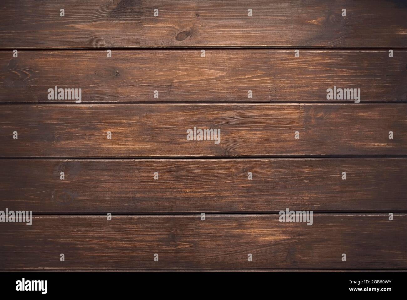Table de bureau en bois d'époque brun foncé. Arrière-plan léger de la texture rugueuse de la surface en bois. Vue de dessus, espace de copie Banque D'Images