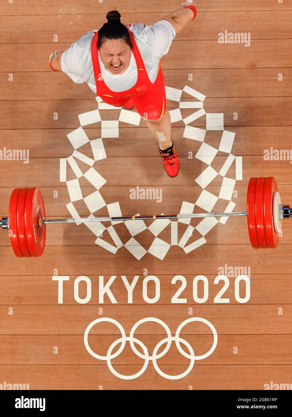 Tokyo. 2 août 2021. Li Wenwen, de Chine, célèbre la victoire de la finale de 87 kg des femmes d'haltérophilie aux Jeux Olympiques de Tokyo en 2020, à Tokyo, au Japon, le 2 août 2021. Credit: Xu Zijian/Xinhua/Alamy Live News Banque D'Images