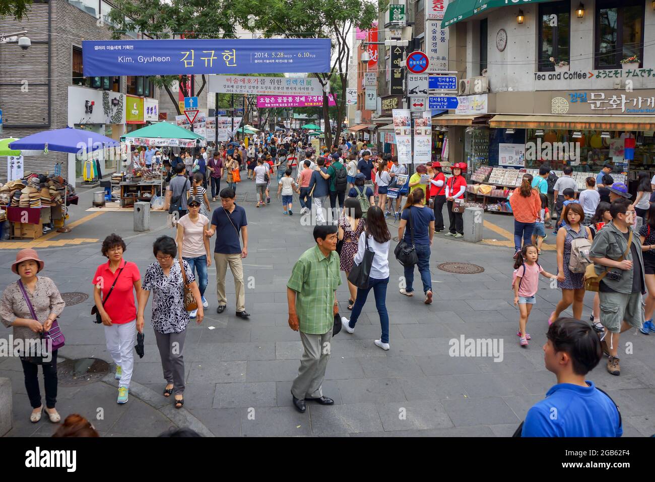 Séoul, Corée du Sud - 1er juin 2014, les touristes asiatiques et les Coréens locaux aiment marcher et faire du shopping dans la rue commerçante, Séoul, Corée du Sud. Banque D'Images