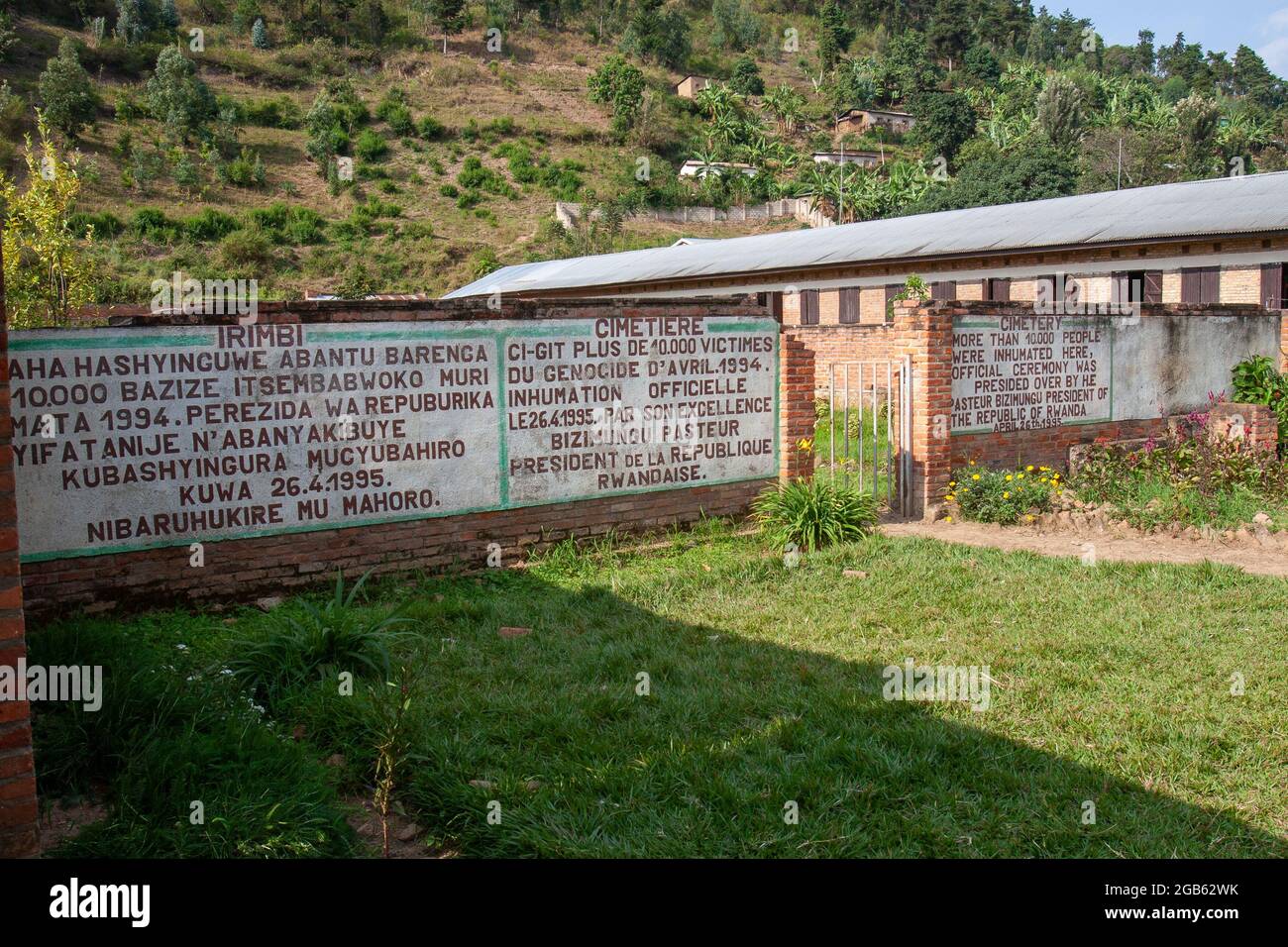 Kibuye, Rwanda - 2008 août - Stade Gatwaro ce mémorial, pour les 10,000 massacrés au stade Kibuye, se trouve sur le côté du terrain du stade. Insid Banque D'Images Kibuye, Rwanda - 2008 août - Stade Gatwaro ce mémorial, pour les 10,000 massacrés au stade Kibuye, se trouve sur le côté du terrain du stade. Insid Banque D'Images