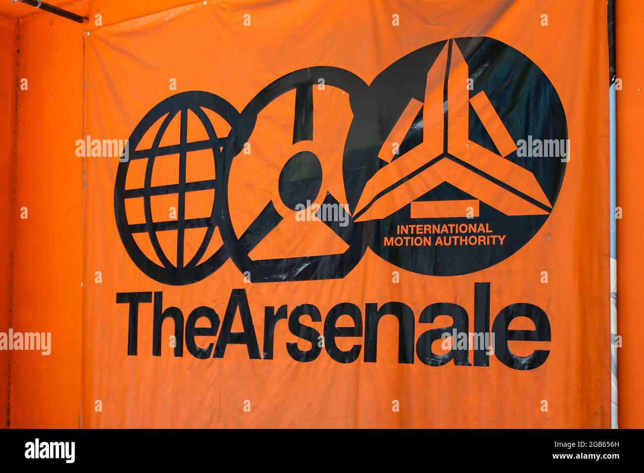 Panneau extérieur de l'Arsenale à Miami, Floride. Ce magasin propose les avions les plus exclusifs, les yachts, les motos, les voitures et bien d'autres encore avec présentation dans le magasin Banque D'Images Panneau extérieur de l'Arsenale à Miami, Floride. Ce magasin propose les avions les plus exclusifs, les yachts, les motos, les voitures et bien d'autres encore avec présentation dans le magasin Banque D'Images