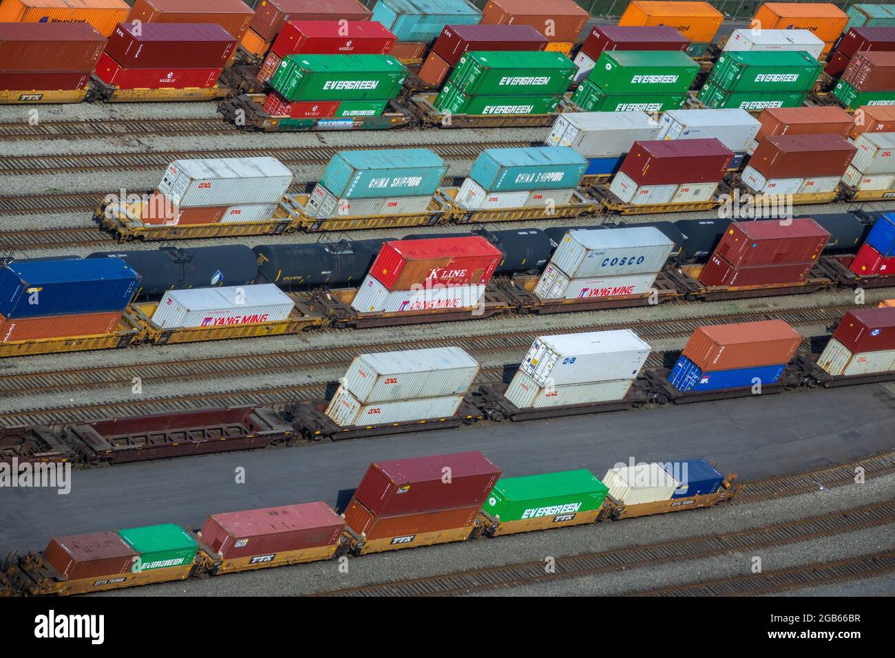 Conteneurs maritimes chargés sur des wagons dans le plan aérien du port de Vancouver Banque D'Images