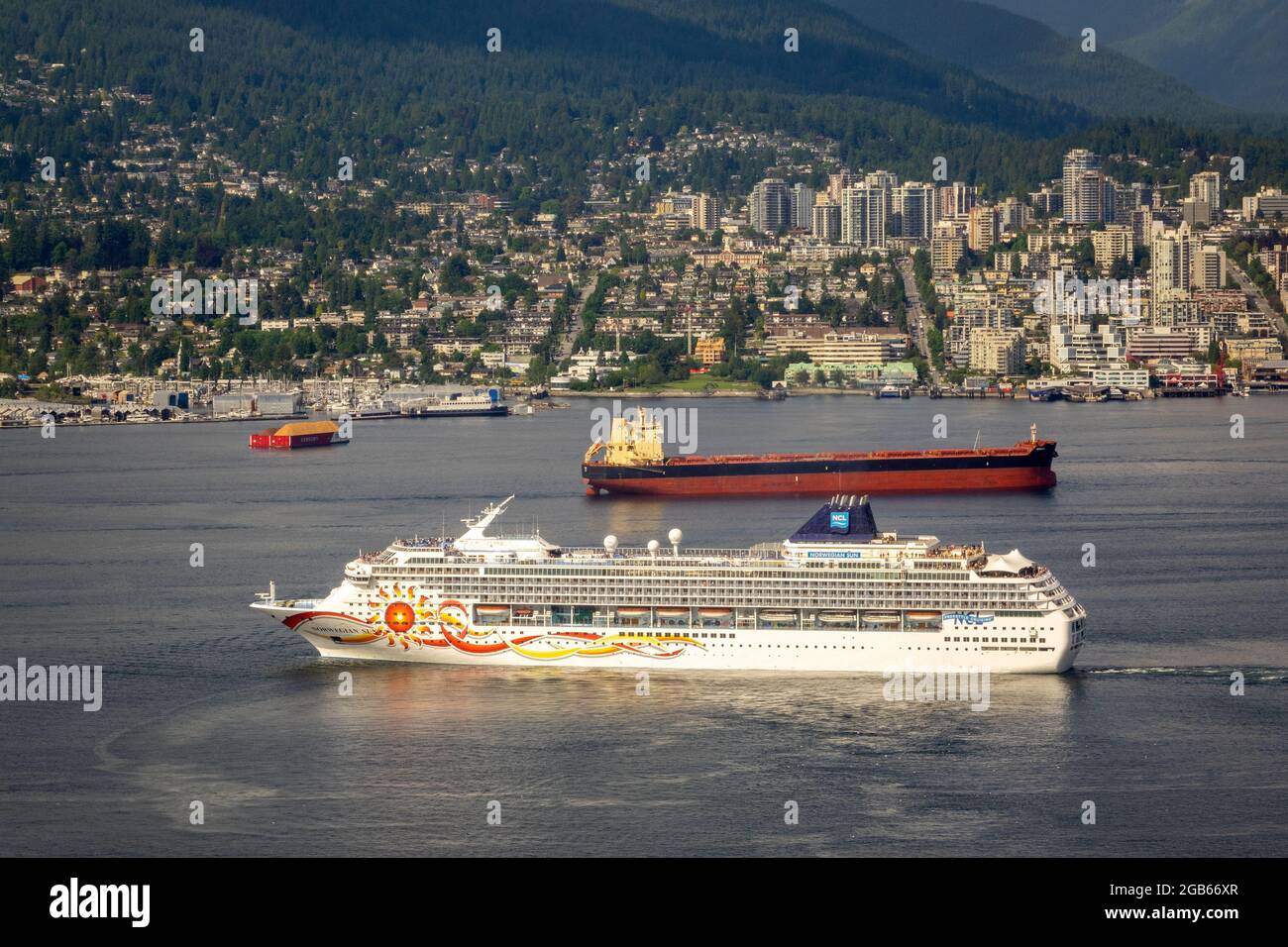 Norweigan Sun Cruise Ship quittant Vancouver dans le port de Vancouver avec North Vancouver en arrière-plan Norweigan Cruise Lines Alaska Cruise Banque D'Images