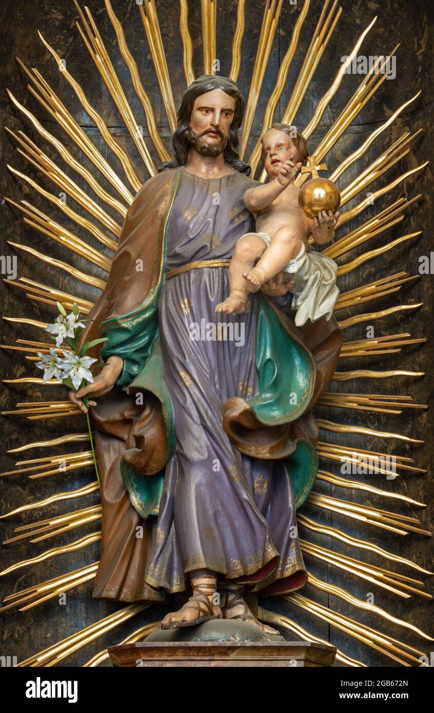 VIENNE, AUSTIRA - JUNI 17, 2021 : la statue sculptée de Saint-Joseph dans l'église baroque Alserkirche. Banque D'Images
