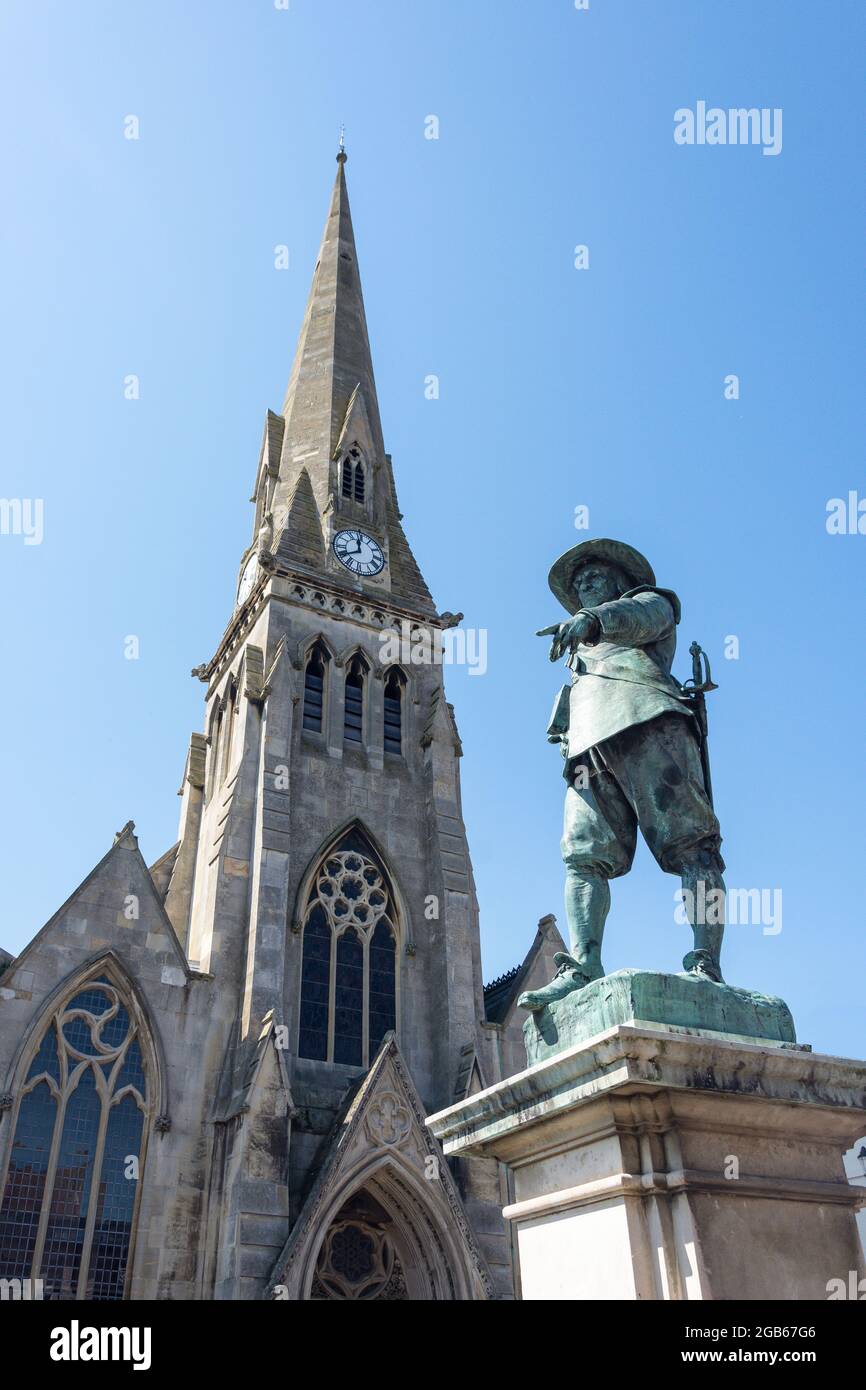 La statue d'Oliver Cromwell et la Free Church URC, Market Hill, St Ives, Cambridgeshire, Angleterre, Royaume-Uni Banque D'Images