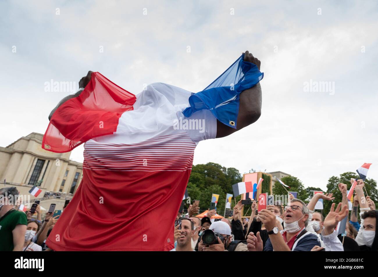 Teddy Riner dans la zone des fans lors de son retour des Jeux Olympiques de Tokyo 2020 au Trocadéro le 2 août 2021 à Paris, France. Photo de Laurent Zabulon/ABACAPRESS.COM Banque D'Images