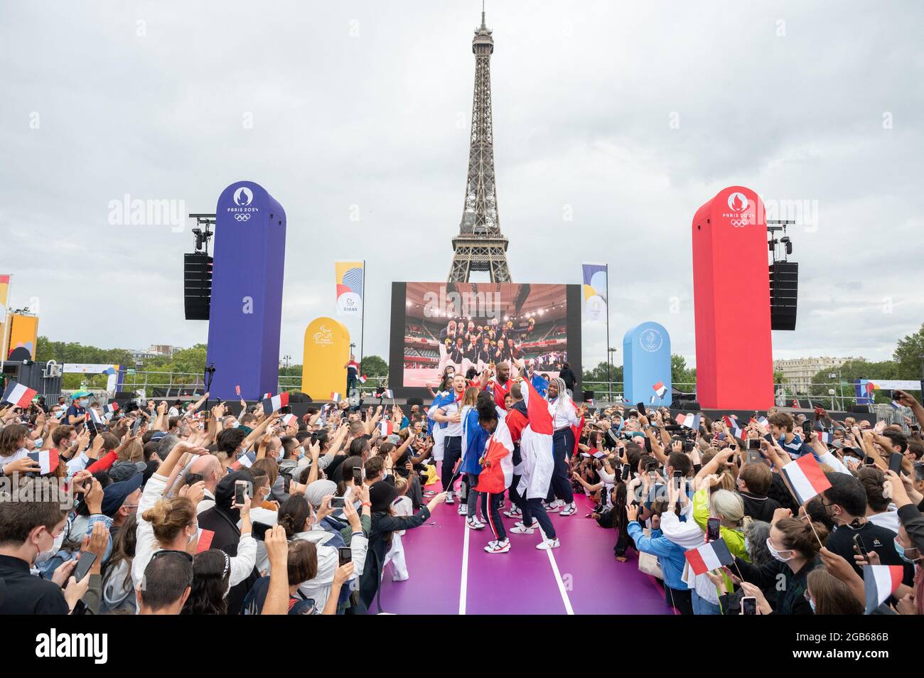 L'équipe française de Judo dans la zone des fans lors de son retour des Jeux Olympiques de Tokyo 2020 au Trocadéro le 2 août 2021 à Paris, France. Photo de Laurent Zabulon/ABACAPRESS.COM Banque D'Images